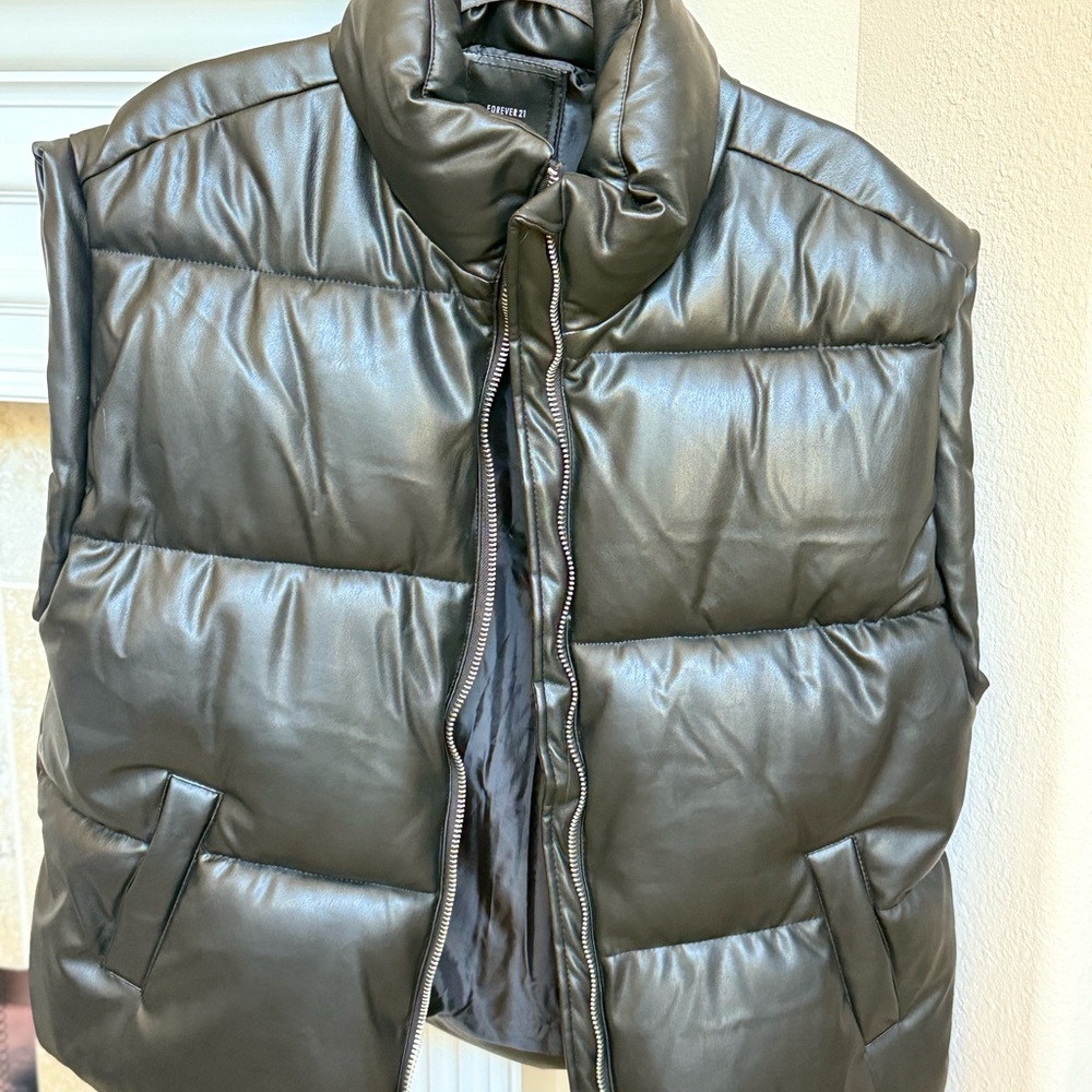 Forever 21 Women’s Black Puffer Vest